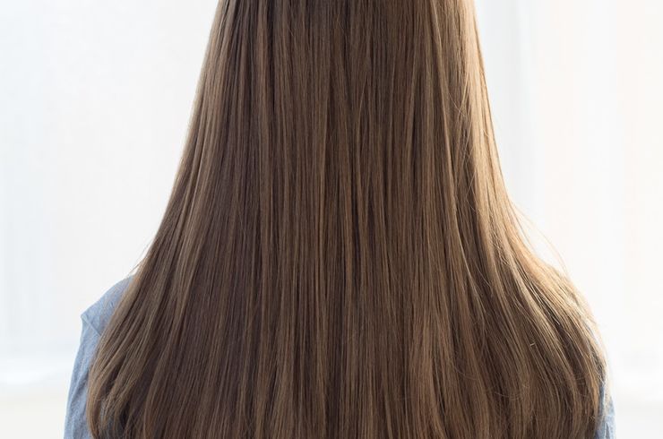 ストレートロングの女性の後ろ姿